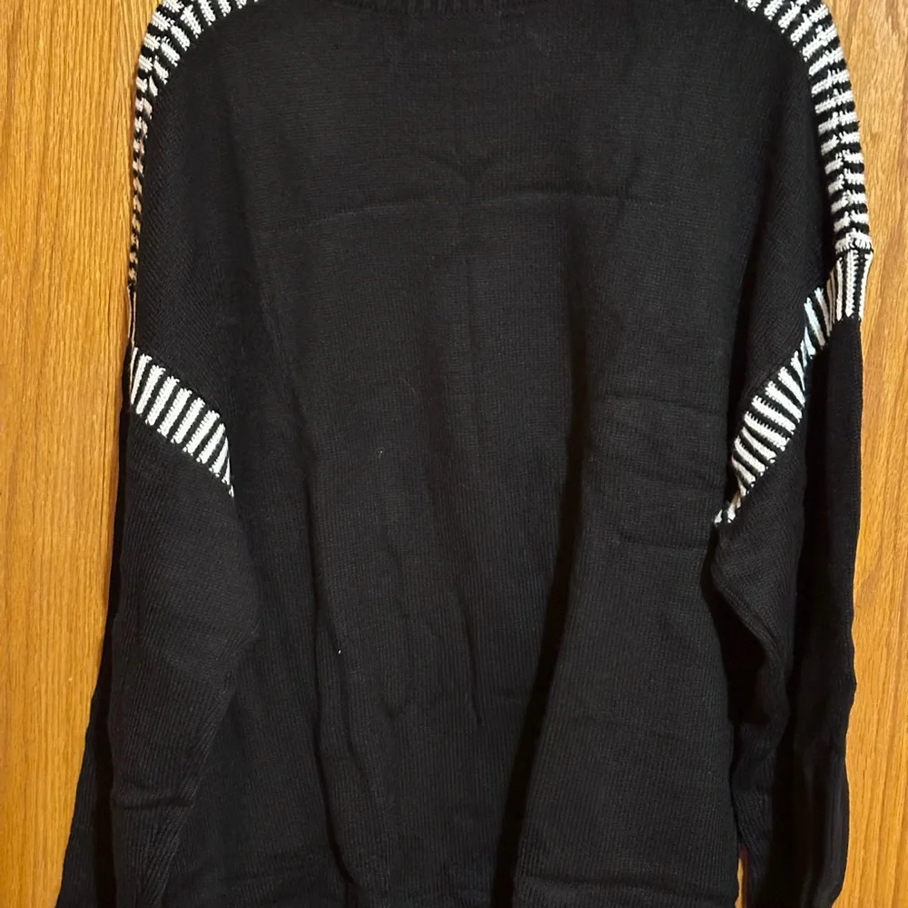 Black with‎ white trim women’s sweater sz 2XL new with tags